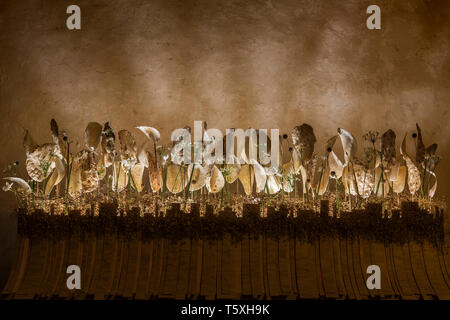 Scultura floreale per la Pasqua che rappresentano le tradizioni cattoliche delle stazioni della croce come eseguito il Venerdì Santo, display annuale istituito in th Foto Stock