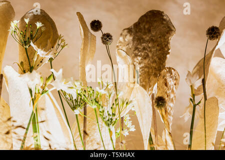 Scultura floreale per la Pasqua che rappresentano le tradizioni cattoliche delle stazioni della croce come eseguito il Venerdì Santo, display annuale istituito in th Foto Stock