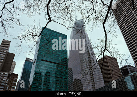 Edifici sulla sesta Avenue a Bryant Park, compresa la Bank of America Tower (aka uno Bryant Park). Midtown Manhattan, a New York City, Stati Uniti d'America. Foto Stock