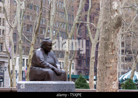 Statua di Gertrude Stein (1874-1946) da Jo Davidson in Bryant Park, Midtown Manhattan, a New York City, Stati Uniti d'America Foto Stock