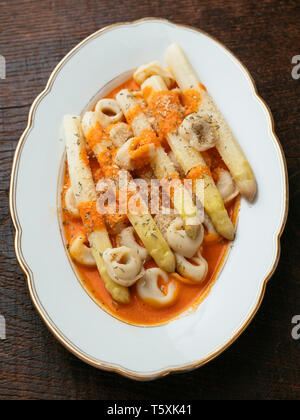 Vegan Tortellini con asparagi bianchi e la salsa di paprika Foto Stock