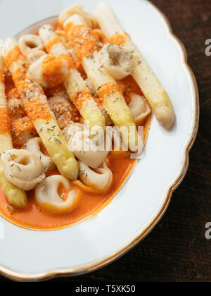 Vegan Tortellini con asparagi bianchi e la salsa di paprika Foto Stock