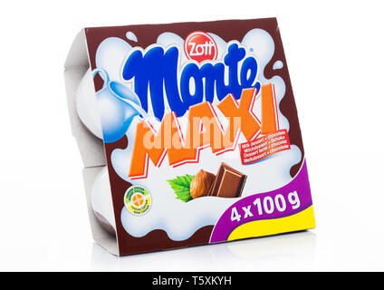 LONDON, Regno Unito - 27 Aprile 2019: pack di Zott Monte Maxi latte dessert con cioccolato bianco. Foto Stock