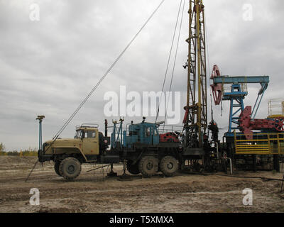 Riparare il pozzo petrolifero in Siberia. Foto Stock