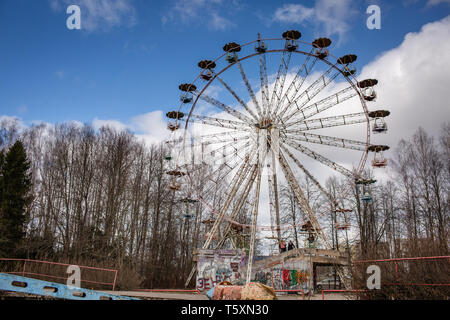 Ruota panoramica Ferris nel vecchio parco giochi abbandonato Elektrenai, Lituania Foto Stock