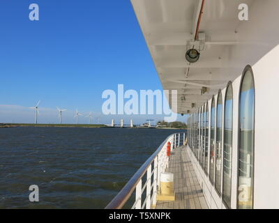 L'esterno dritta la passerella di una nave da crociera al mare, guardando indietro verso poppa con riflessioni di turbine eoliche, sea & sky in Windows Foto Stock