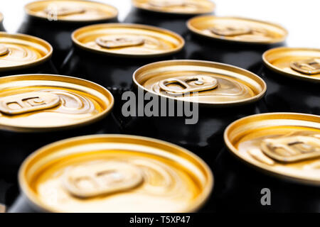 Close up foto di lattine di alluminio in un raw. Bomboletta di alluminio dello sfondo. Possibile configurazione. Di bombolette per bevande in alluminio. Può bere. Contenitori in metallo per il confezionamento di d Foto Stock