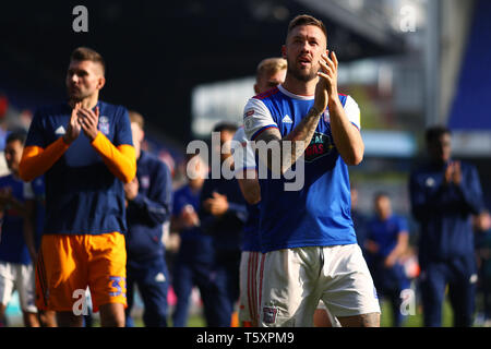 Luca Camere di Ipswich Town tubicini i tifosi durante il giro d'onore - Ipswich Town v Swansea City, Sky scommessa campionato, Portman Road, Ipswich Foto Stock