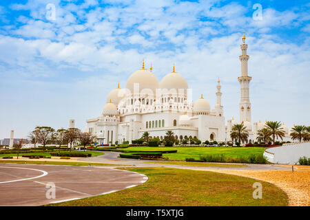 Sheikh Zayed grande moschea è la più grande moschea degli Emirati Arabi, situato ad Abu Dhabi la capitale degli Emirati Arabi Uniti Foto Stock