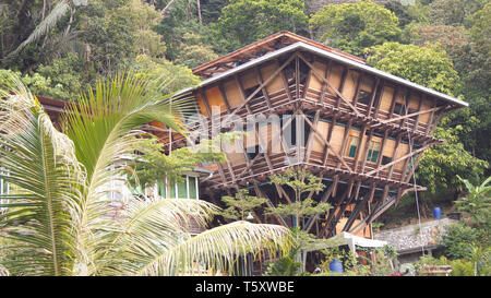 KEDAH, Langkawi, Malesia - Aprile 10th, 2015: Treehouse nella giungla di Langkawi isola tropicale Foto Stock