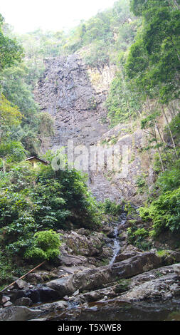 KEDAH, Langkawi, Malesia - Aprile 10th, 2015: La Cascata Temurun - Forest park con un 3-tier cascata con entrambi shallow piscine profonde, plus Foto Stock