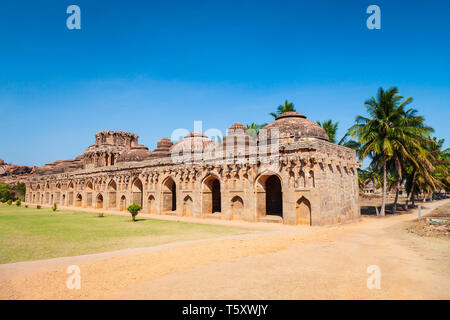 Elephant maneggio, parte dell'enclosure Zanana di Hampi, centro di Vijayanagara indù impero in Karnataka, India Foto Stock