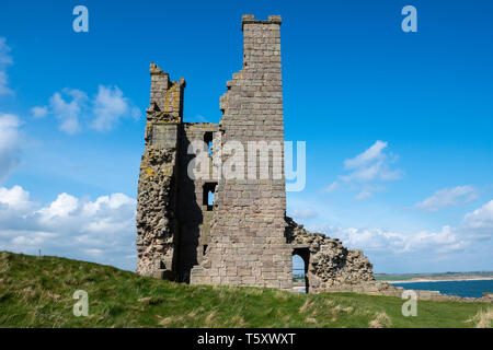 Lilburn torre sul promontorio della Dunstanburgh Castle, Northumberland, England, Regno Unito Foto Stock