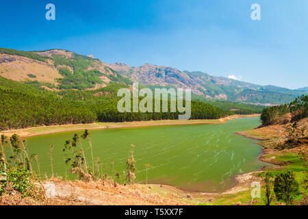 Diga lago vicino la città di Munnar in Kerala, stato dell India Foto Stock