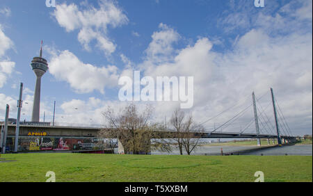 La torre TV di Dusseldorf, Germania - Rhienturm Foto Stock