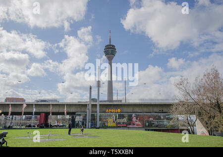 La torre TV di Dusseldorf, Germania - Rhienturm Foto Stock