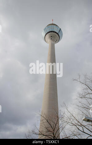 La torre TV di Dusseldorf, Germania - Rhienturm Foto Stock