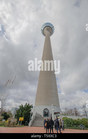 La torre TV di Dusseldorf, Germania - Rhienturm Foto Stock