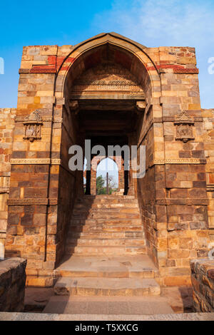 Colonna di ferro di Delhi o pilastro di Ashoka e cortile di Quwwat-ul-Islam moschea del Qutub Minar complesso in Delhi, India Foto Stock