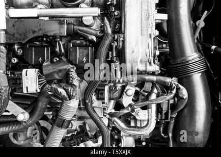 Auto motore a benzina. Auto a motore parte. Close-up immagine di un motore a combustione interna. Dettagli del motore in una nuova vettura. In bianco e nero. Vista superiore Foto Stock