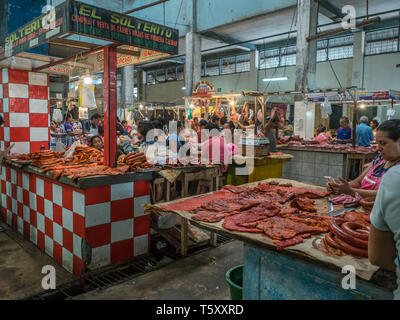 Iquitos, Perù - Dicembre 06, 2018: vari tipi di carne all'Belen mercato. L'America Latina. Belén Mercado. America del Sud Foto Stock