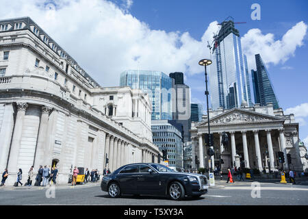 La Bank of England, aka la vecchia signora di Threadneedle Street e del Royal Exchange nella città di Londra, Regno Unito Foto Stock