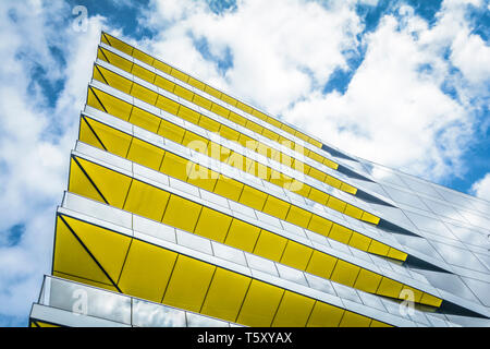 Esterno giallo colorato di Riverbank House, Swan Lane, City of London, EC4, UK Foto Stock