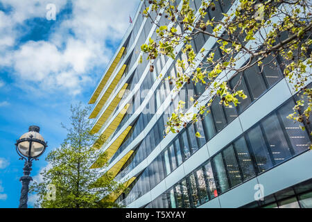 Esterno giallo colorato di Riverbank House, Swan Lane, City of London, EC4, UK Foto Stock