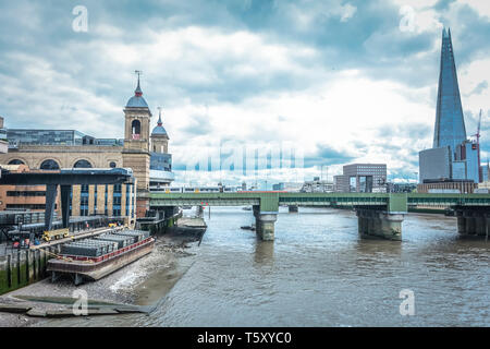 Walbrook Wharf rifiutare la stazione di trasferimento e la strada di Upper Thames Street, City of London, EC4, Regno Unito Foto Stock