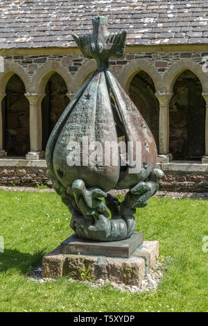 'Descent dello Spirito' scultura in San Columba's Abbey chiostri sull isola di Iona, Argyll and Bute, Scozia Foto Stock