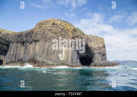 I turisti la visualizzazione delle colonne di basalto a Fingal's Cave sull isola di Staffa nelle Ebridi Interne, Argyll and Bute, Scotland, Regno Unito Foto Stock