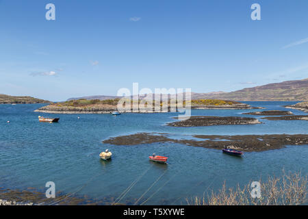 Barche vicino all'Ulva traghetto sul suono di Ulva tra l'Isle of Mull e isola di Ulva, Argyll and Bute, Ebridi Interne, Scotland, Regno Unito Foto Stock