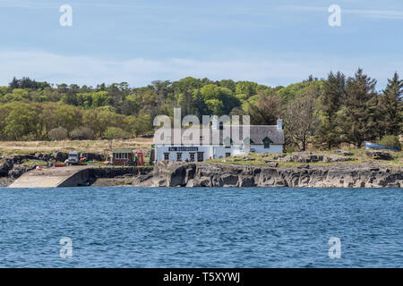 Guardando attraverso il suono dell' Ulva al Boathouse Restaurant sull'Isola di Ulva dal traghetto punto sulla Isle of Mull, Argyll & Bute, Scotland, Regno Unito Foto Stock