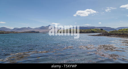 Guardando attraverso il suono dell' Ulva dall'Isola di Ulva al Isle of Mull, Argyll & Bute, Ebridi Interne, Scotland, Regno Unito Foto Stock