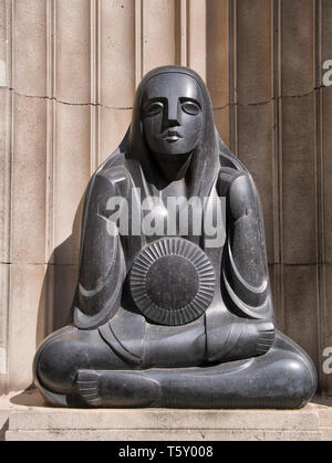Un art deco scultura in basalto nero dal titolo 'Day' sul Mersey del Tunnel George's Dock di ventilazione e di stazione di controllo, Pier Head, Liverpool Foto Stock