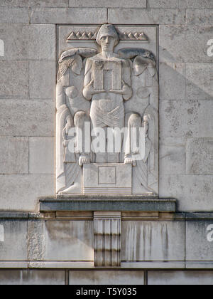 Un art deco statua sulla Queensway Mersey Tunnel George's Dock di ventilazione e di stazione di controllo, Pier Head, Liverpool Foto Stock