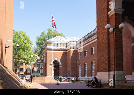 Cortile a Kensington Town Hall, Hornton Street, Kensington, Royal Borough di Kensington e Chelsea, Greater London, England, Regno Unito Foto Stock