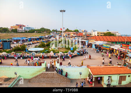 KANYAKUMARI, India - 20 Marzo 2012: Pellegrini in Kanyakumari santo indiano antenna città vista panoramica nello stato federato di Tamil Nadu in India Foto Stock