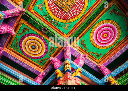 MADURAI, India - 23 Marzo 2012: modello a soffitto arredamento in Meenakshi Amman Tempio a Madurai in Tamil Nadu in India Foto Stock