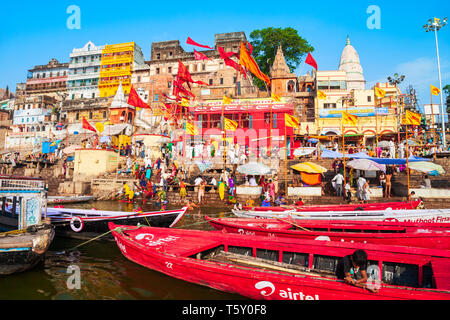 VARANASI, India - 12 Aprile 2012: barche colorate e Gange fiume nella città di Varanasi in India Foto Stock