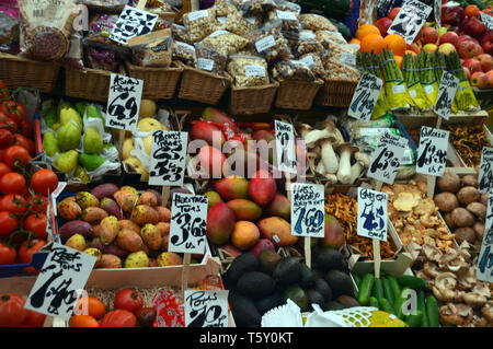 Frutta in stallo il Mercato Centrale a St Helier, Jersey, Isole del Canale, UK. Foto Stock