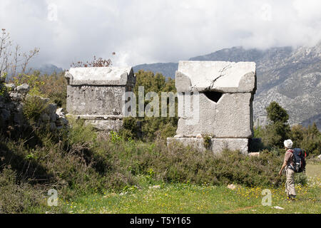 Una vista di alcune delle antiche tombe nella città antica di Sidyma sulla Via Licia, Turchia Foto Stock