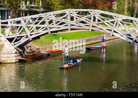 Gli scommettitori punting sotto la matematica ponte sopra il fiume Cam, città universitaria di Cambridge, Cambridgeshire, Inghilterra Foto Stock