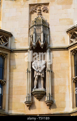 Statua di re Enrico VIII sulla facciata del Kings College, città universitaria di Cambridge, Cambridgeshire, Inghilterra Foto Stock