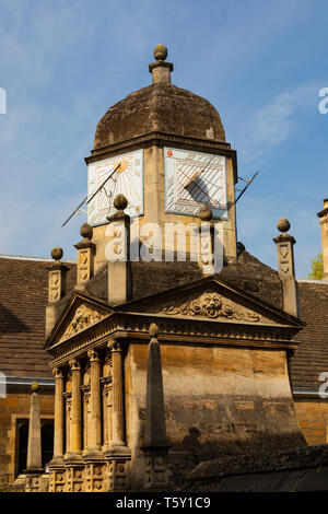 Meridiane sul gate di onore, Gonville e Caius College, città universitaria di Cambridge, Cambridgeshire, Inghilterra Foto Stock