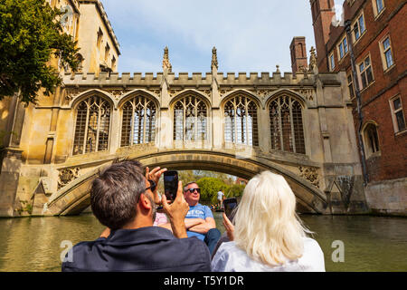 I turisti in un punt scattare fotografie del Ponte dei Sospiri oltre il fiume Cam, città universitaria di Cambridge, Cambridgeshire, Inghilterra Foto Stock