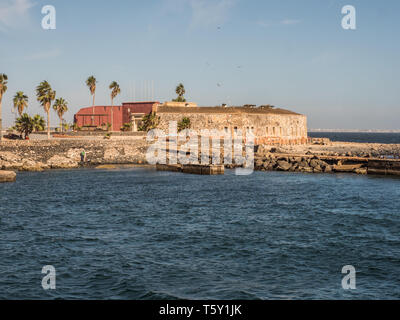 Gorea, Senegal- Febbraio 2, 2019: Vista di case colorate sull isola di Goree. Gorée. Dakar, Senegal. L'Africa. Foto Stock