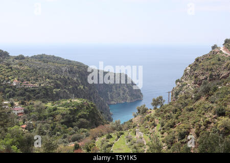 Una vista del mare Mediterraneo e una costa rocciosa lungo il percorso della Via Licia, Turchia Foto Stock