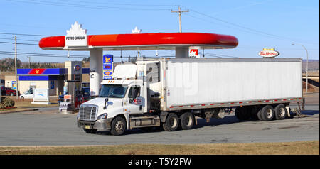 Stewiacke, Canada - 18 Aprile 2019: Petro-Canada la stazione di benzina e tra il semi-rimorchio carrello. Petro-Canada era un industria petrolifera e del gas crown corporation o Foto Stock