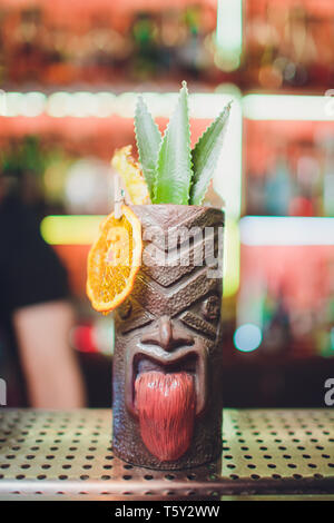 Ufa, Russia, HARAT'S PUB, 15 Novembre, 2018: Tiki bere cocktail. Tiki Tropical cocktail sul bar. Foto Stock